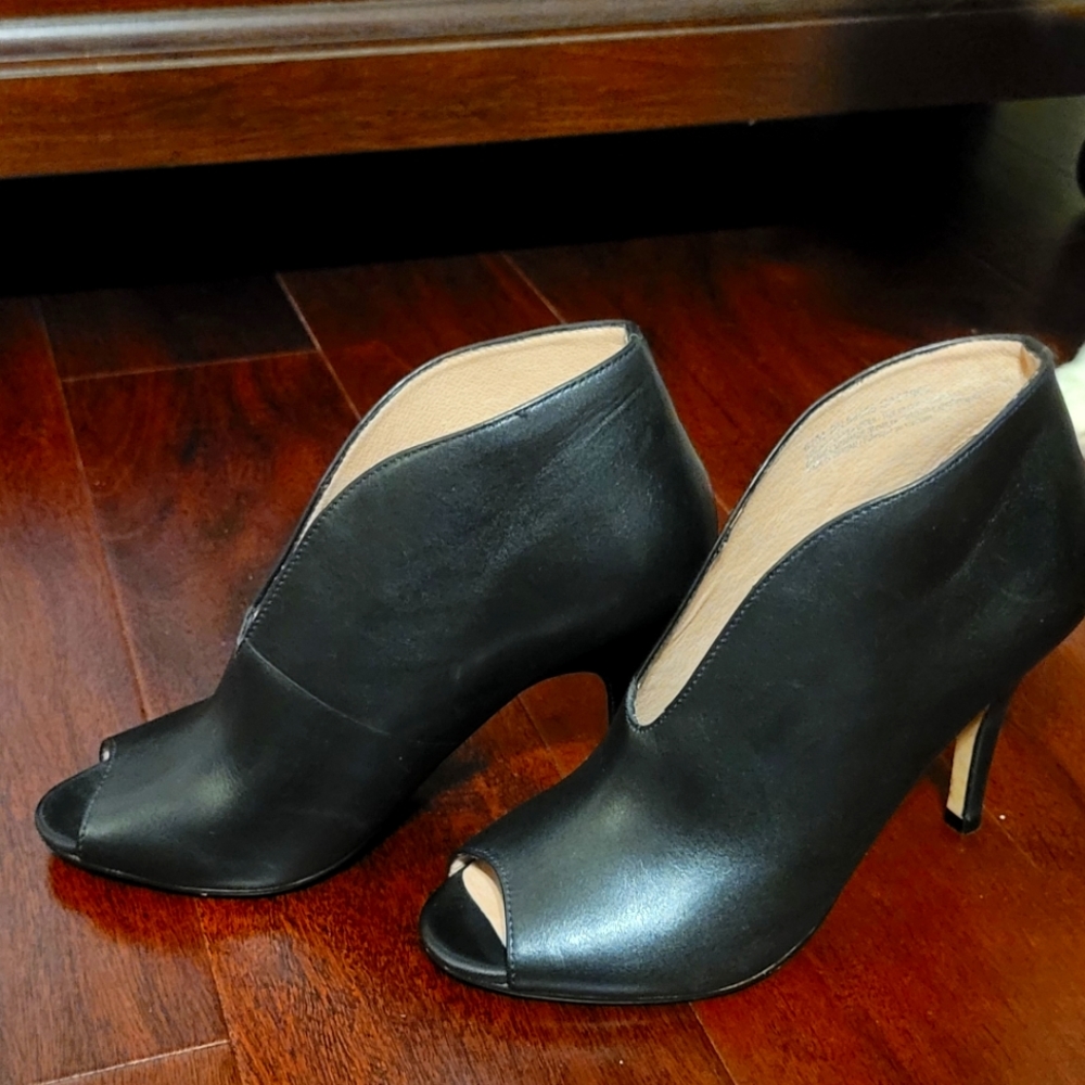 Halogen Black leather Booties